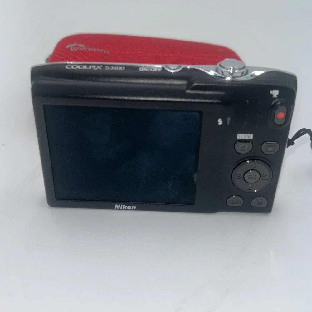 Nikon COOLPIX S3100 14.0MP Digital Camera - Silver with Battery and Card Tested